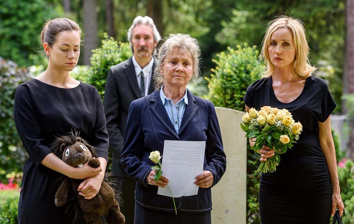 Tina (Christin Baloght, links) und Beatrice (Isabella Hübner, rechts) auf dem Friedhof.