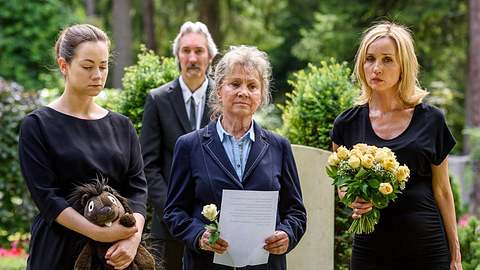 Tina (Christin Baloght, links) und Beatrice (Isabella Hübner, rechts) auf dem Friedhof. - Foto: ARD / Christof Arnold