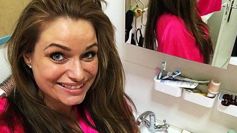 Köln 50667-Holly macht die Beine breit! - Foto: Facebook/Köln 50667