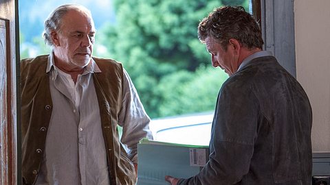 Der Bergdoktor: Ludwig (Christian Kohlund, l.) präsentiert Martin (Hans Sigl, r.) seine Krankenakte und hofft, dass dieser nun endlich Verständnis für ihn zeigt. - Foto: ZDF/Stefanie Leo