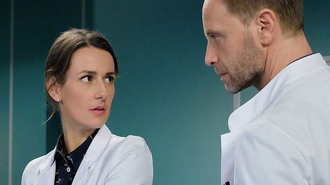 In aller Freundschaft-Traumpaar: Küsse bei Maria Weber und Kai Hoffmann! - Foto: MDR/Saxonia Media/Sebastian Kiss