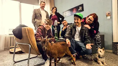 Eko Fresh in der Serie Blockbustaz, deren zweite Staffel Ende März im ZDF zu sehen sein wird. - Foto: ZDF / Efe Cetinoezman