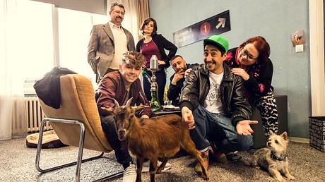 Eko Fresh in der Serie Blockbustaz, deren zweite Staffel Ende März im ZDF zu sehen sein wird. - Foto: ZDF / Efe Cetinoezman