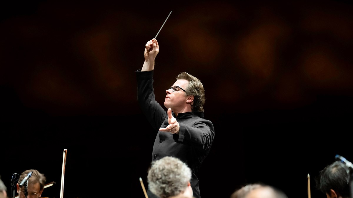 jakub hrůša dirigiert die berliner philharmoniker