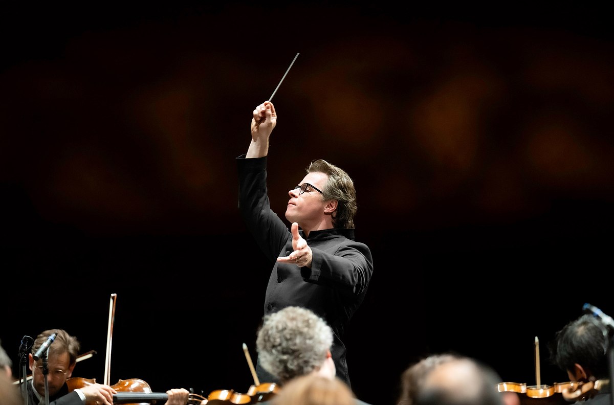 jakub hrůša dirigiert die berliner philharmoniker