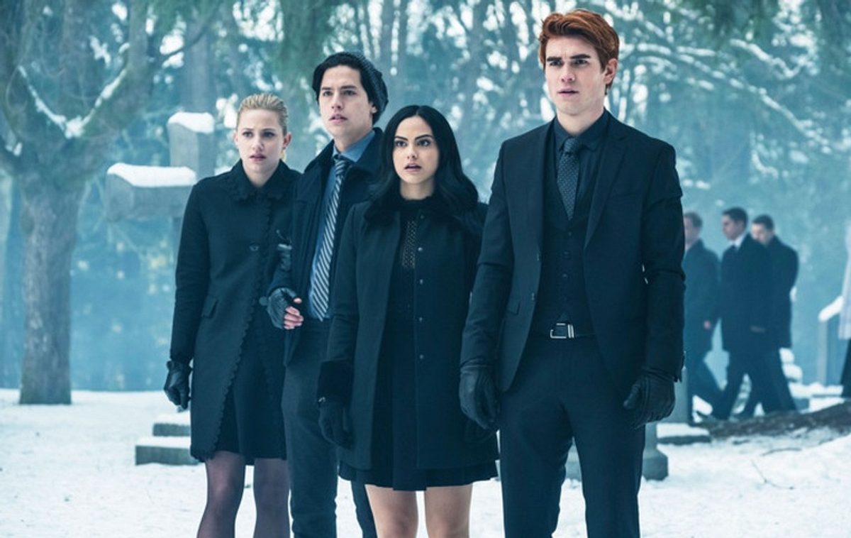 Riverdale Betty (Lili Reinhart), Veronica (Camila Mendes), Archie (KJ Apa) und Jughead (Cole Sprouse)