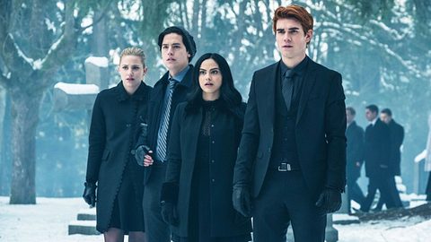 Riverdale Betty (Lili Reinhart), Veronica (Camila Mendes), Archie (KJ Apa) und Jughead (Cole Sprouse) - Foto: Katie Yu/The CW