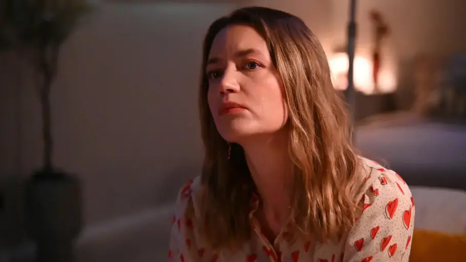 Nathalie sitzt total geknickt auf der Couch