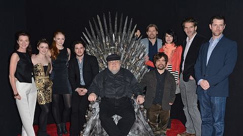 George R. R. Martin und der Game of Thrones-Cast - Foto: Alberto E. Rodriguez/Getty Images