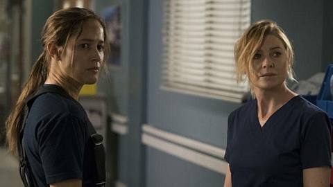 Station 19 und Greys Anatomy: Andy Herrera (Jaina Lee Ortiz) und Meredith Grey (Ellen Pompeo) - Foto: ABC