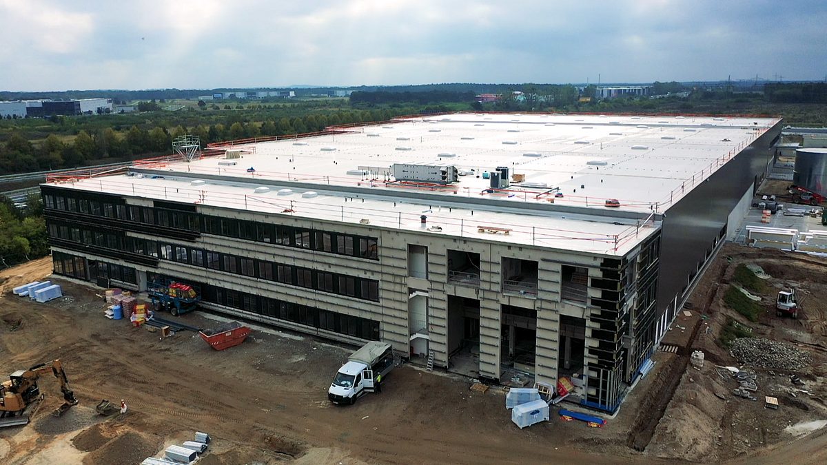 batteriehersteller microvast in ludwigsfelde: eine megahalle entsteht