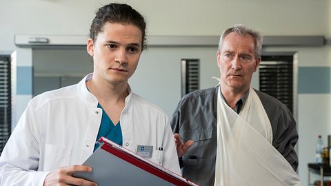 Die jungen Ärzte: Tom Zondek Rutger Wolf - Foto: ARD/Jens-Ulrich Koch