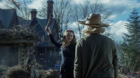 Chilling Adventues of Sabrina: Miranda Otto als Zelda Spellman, Lucy Davis als Hilda Spellman - Foto: Diyah Pera/Netflix