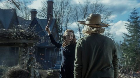 Chilling Adventues of Sabrina: Miranda Otto als Zelda Spellman, Lucy Davis als Hilda Spellman - Foto: Diyah Pera/Netflix