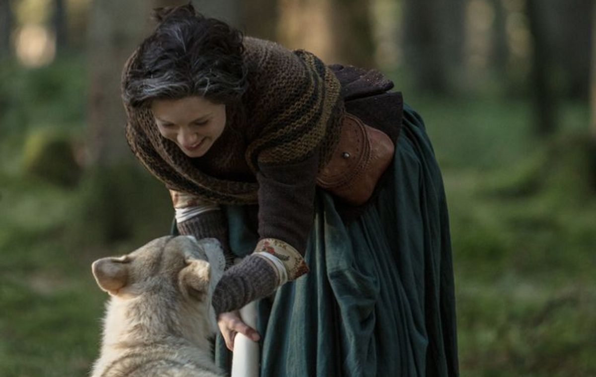Outlander - Staffel 4: Claire Fraser (Caitriona Balfe) und Rollo