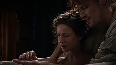 Outlander-Staffel 4: Jamie überreicht Claire Ehering - Foto: Starz