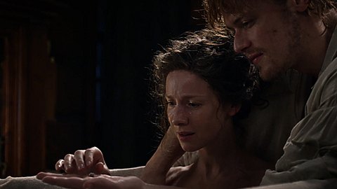 Outlander-Staffel 4: Jamie überreicht Claire Ehering - Foto: Starz