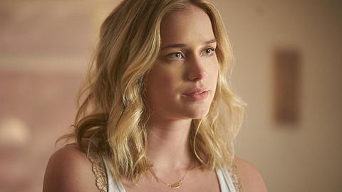 You bei Netflix mit Elizabeth Lail - Foto: Netflix