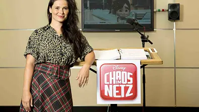 Anna Fischer bei Chaos im Netz - Foto: Disney
