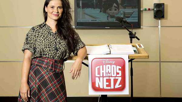 Anna Fischer bei Chaos im Netz - Foto: Disney