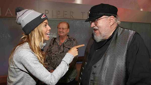 Game of Thrones-Autor George R. R. Martin und seine Ehefrau Parris McBride (im Hintergrund) - Foto: Rich Polk/Getty Images for Kia