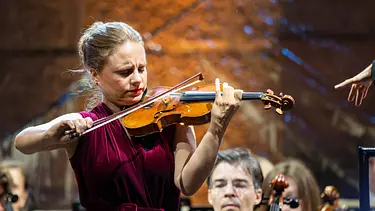 julia fischer auf schloss neuschwanstein - Foto: 3sat (DE) / © 3sat julia fischer auf schloss neuschwanstein - Foto: 3sat (DE) / © 3sat