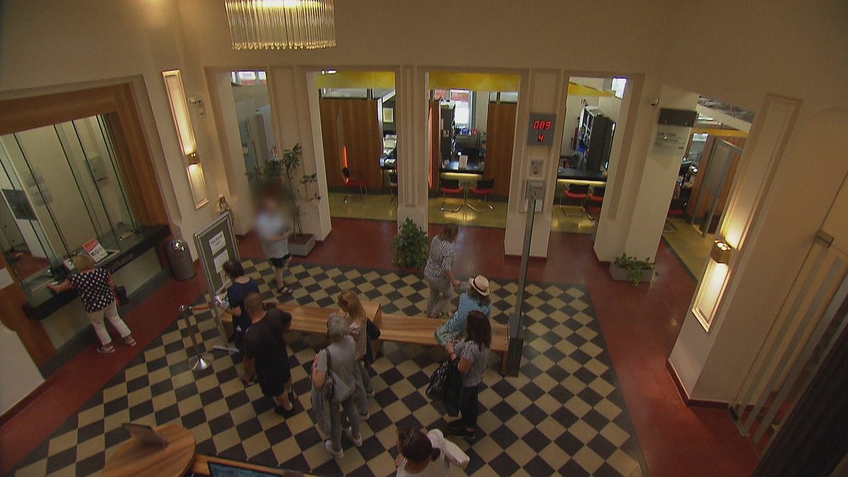 hochbetrieb im leihhaus - letzter ausweg für verzweifelte