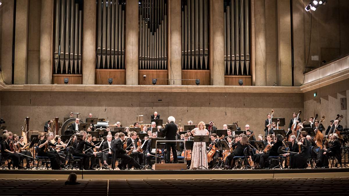 sir simon rattle dirigiert mahler