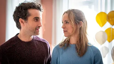 Maike (Anneke Kim Sarnau) und Ehemann Sören (Oliver Wnuk) - Foto: NDR/Boris Laewen
