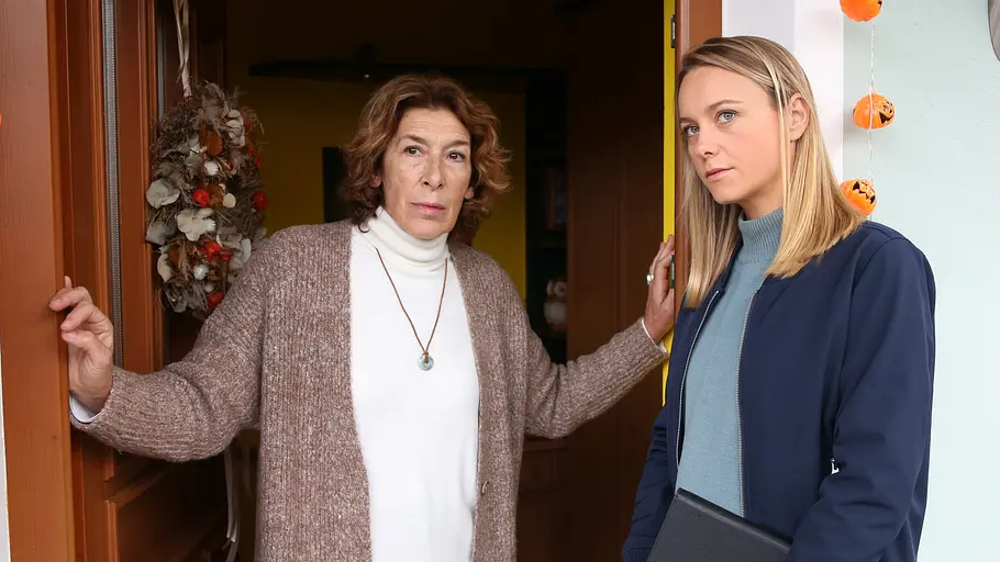 Kommissarin Anni Sulmtaler (Anna Unterberger, r.) bei der geheimnisvollen Vera (Adele Neuhauser).