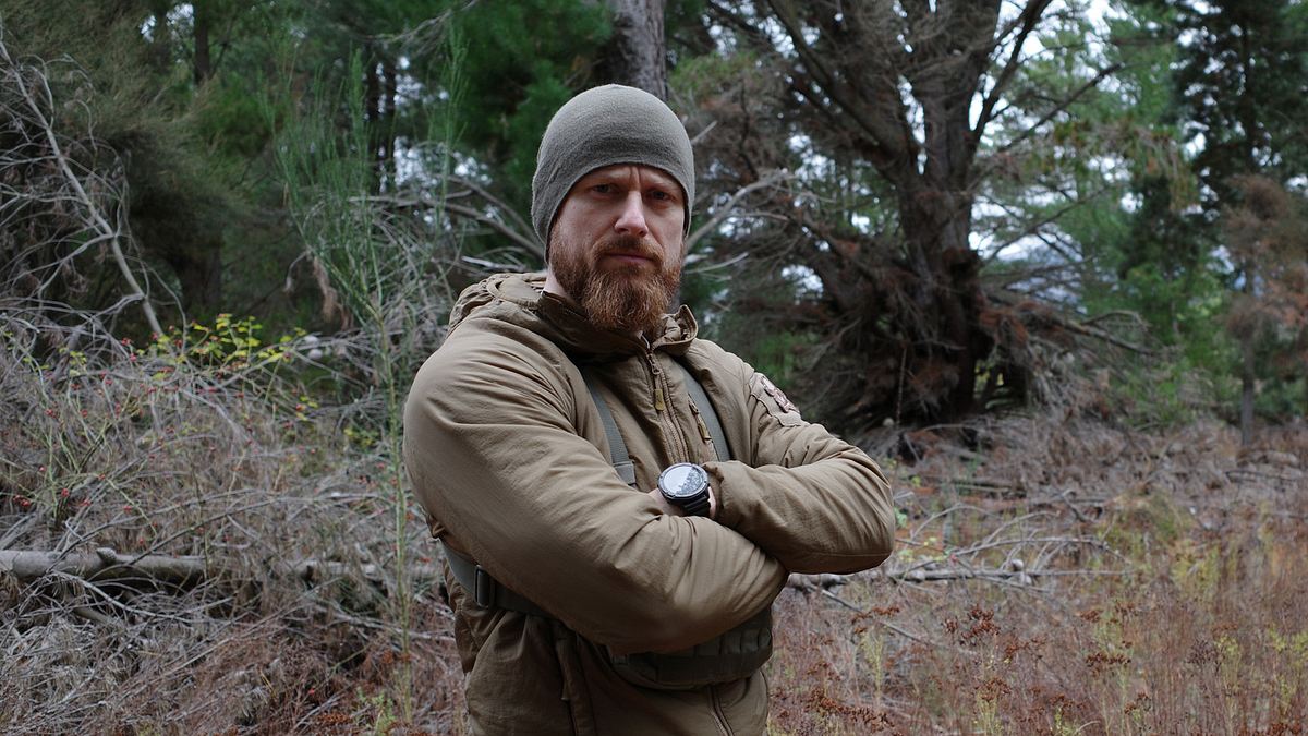 7 vs. Wild-Schöpfer Fritz Meinecke in heroischer Pose in der Wildnis