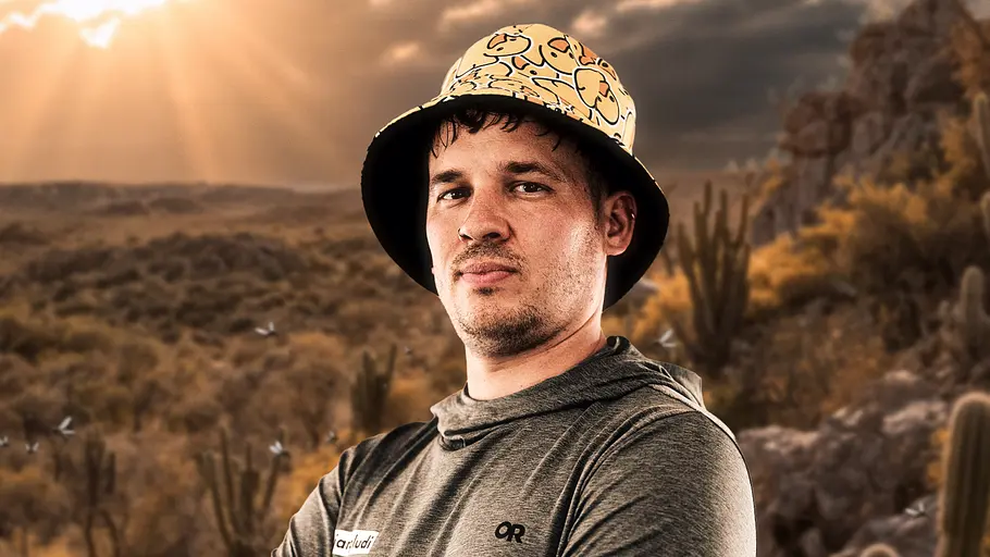 Jang Ludi posiert vor der „Sierra El Diablo“