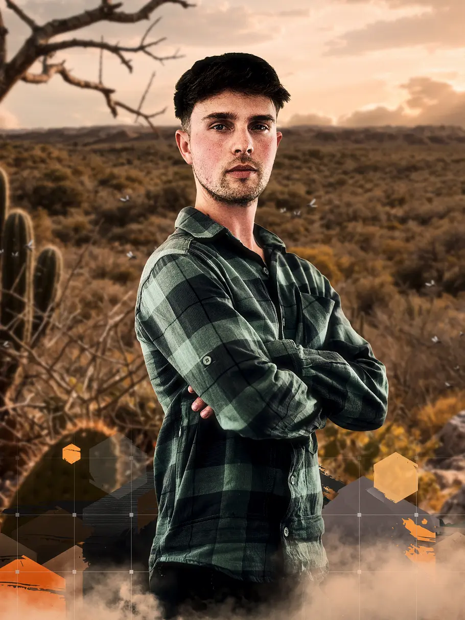 Mike Singer steht mit verschränkten Armen im grün karierten Hemd vor einer trockenen Landschaft mit Kakteen.