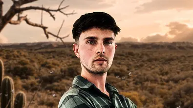 Mike Singer steht mit verschränkten Armen in der Sierra el Diablo - die er nach ca. 3 Stunden wieder verließ. Damit stellte er einen traurigen 7 vs. Wild-Rekord auf. - Foto: Calivision Network GmbH Mike Singer steht mit verschränkten Armen in der Sierra el Diablo - die er nach ca. 3 Stunden wieder verließ. Damit stellte er einen traurigen 7 vs. Wild-Rekord auf. - Foto: Calivision Network GmbH