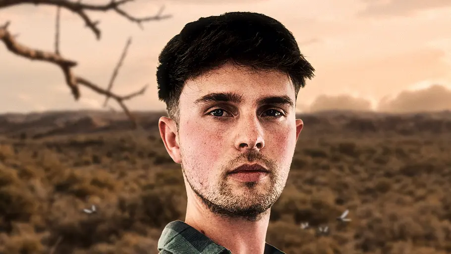 7 vs Wild, Staffel 6: Wer ist raus nach Folge 3? Mike Singer steht mit verschränkten Armen in der Sierra el Diablo - die er nach ca. 3 Stunden wieder verließ. Damit stellte er einen traurigen 7 vs. Wild-Rekord auf.