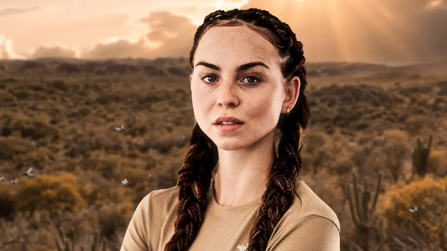 Nika Sofie posiert vor der „Sierra El Diablo“