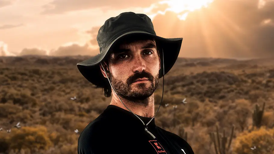 Rick Zabel posiert vor der „Sierra El Diablo“