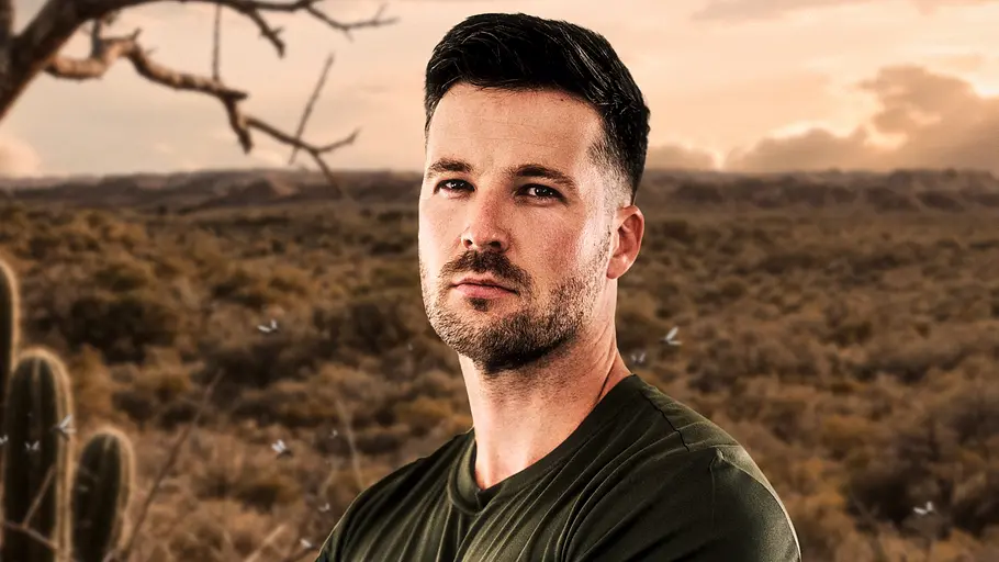 Simon Hegewald posiert vor der „Sierra El Diablo“