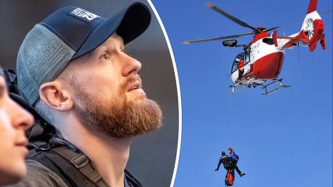 Symbolbild/Collage: Fritz Meinecke blickt gebannt gen Himmel. Rechts fliegt ein Rettungshubschrauber - Foto: Discovery+ und IMAGO / blickwinkel