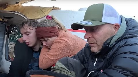 7 vs. Wild, Staffel 4: Julia Beautx umarmt Lets Hugo, Stefan ist niedergeschlagen - Foto: ©Calivision Network GmbH/Amazon-Freevee