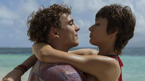 Haus des Geldes / Casa de Papel: Tokio (Ursula Corbero) und Rio (Miguel Herran) turteln in der Sonne - Foto: Netflix