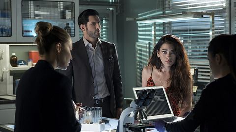 Lucifer - Staffel 4: Lucifer (Tom Ellis) und Eva/Eve (Inbar Lavi) - Foto: Amazon Prime Video