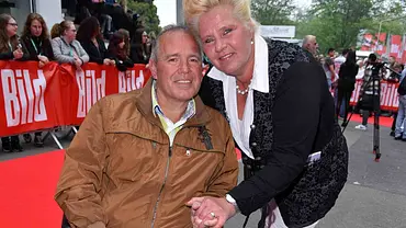 Harald Elsenbast und Silvia Wollny am 1. Mai 2019 beim „Bild Renntag“ - Harald erscheint im Rollstuhl - Foto: Tristar Media/Getty Images