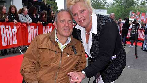 Harald Elsenbast und Silvia Wollny am 1. Mai 2019 beim „Bild Renntag“ - Harald erscheint im Rollstuhl - Foto: Tristar Media/Getty Images