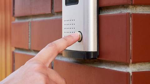 Türklingel mit Kamera - Foto: iStock / FORGEM