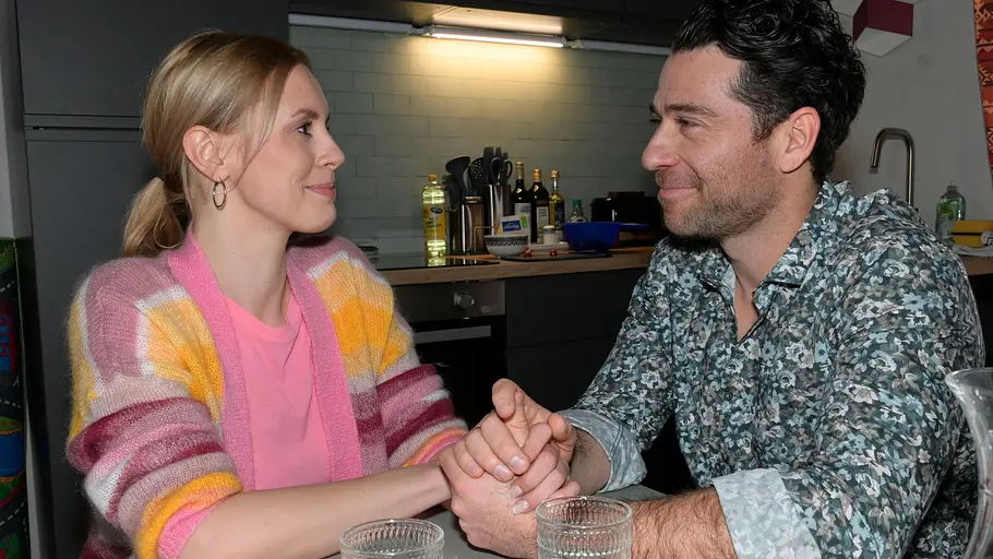 Betrügt Carlos Zoe? Carlos und Zoe halten Händchen.