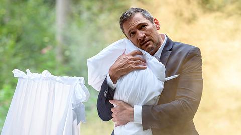 Sturm der Liebe Christoph mit dem Baby - Foto: ARD / Christof Arnold