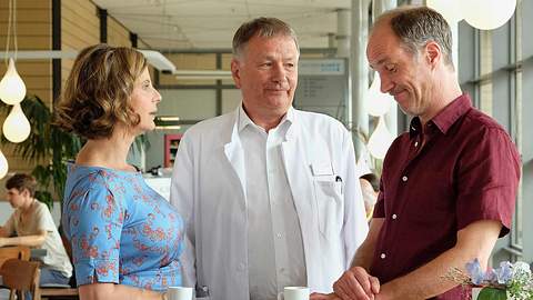 In aller Freundschaft: Spannt Achim Kreutzer Roland die Frau aus? - Foto: MDR/Sebastian Kiss