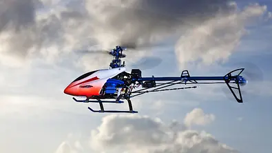 RC Heli Helikopter Fernsteuerung - Foto: iStock/RuslanDashinsky