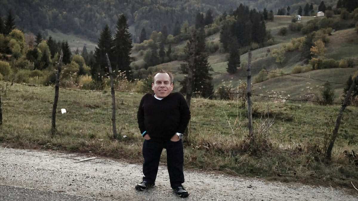 Warwick Davis and the Seven Dwarfs of Auschwitz